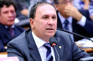 MATA DE SÃO JOÃO: PREFEITO É ATINGIDO POR TELÃO
