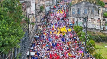EQUIPE DE LULA É ACUSADA DE MANIPULAR FOTOGRAFIA PARA PARECER TER MAIS PESSOAS EM CAMINHADA DE 2 DE JULHO EM SALVADOR