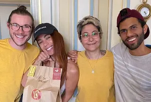 ANITTA EXPERIMENTA COMIDA DE CHEF BAIANA EM PARIS
