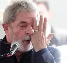 BOMBA DE FEZES É ATIRADA SOBRE PÚBLICO EM EVENTO DE LULA