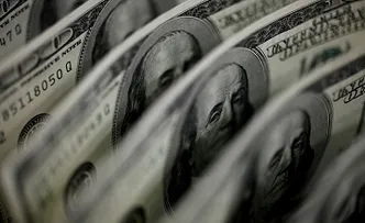 IBOVESPA VOLTA AOS 131 MIL PONTOS, COM IPCA-15 ABAIXO DO ESPERADO; DÓLAR OPERA EM QUEDA