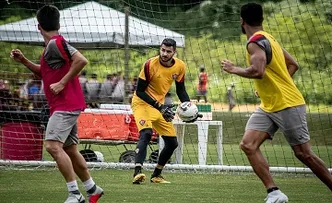 GOLEIRO DO VITÓRIA PEDE DESCULPAS APÓS GOLEADA SOFRIDA EM CASA