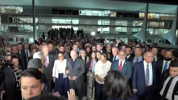 LULA E GOVERNADORES DEFENDEM A DEMOCRACIA E VÃO A PÉ DO PALÁCIO DO PLANALTO À SEDE DO SUPREMO TRIBUNAL FEDERAL