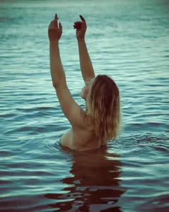 SHEILA MELLO SE DESCUIDA E DEIXA SEIOS À MOSTRA EM PRAIA NA BAHIA