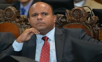 KIKI BISPO REBATE CRÍTICAS DE ÉDEN SOBRE ÔNIBUS DE SALVADOR