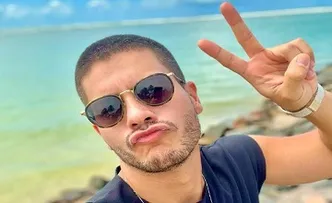 ARTHUR AGUIAR VIVE ROMANCE COM EX DE NEYMAR