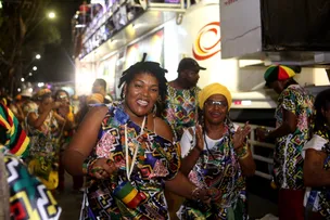 BLOCOS AFRO E AFOXÉS LEVAM TRADIÇÃO E BELEZA PARA AS RUAS PELO CARNAVAL OURO NEGRO