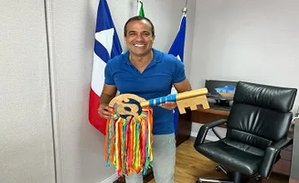 BRUNO REIS RECEBE CHAVE DA CIDADE PELO REI MOMO