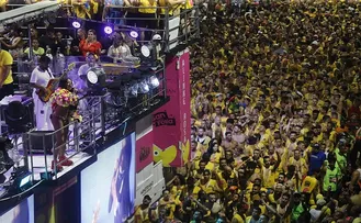 DANIELA MERCURY E ALINNE ROSA FAZEM A ALEGRIA DE PÚBLICO COM MAIORIA LGBT