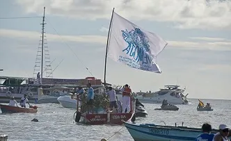 PRESENTE DE IEMANJÁ É ENTREGUE NO MAR DO RIO VERMELHO