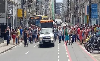 SERVIDORES MUNICIPAIS FAZEM PROTESTO EM SALVADOR