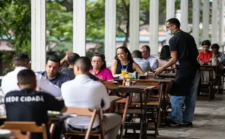 BRASILEIROS GASTARAM R$ 216,2 BILHÕES COM ALIMENTAÇÃO FORA DE CASA EM 2022, DIZ ESTUDO