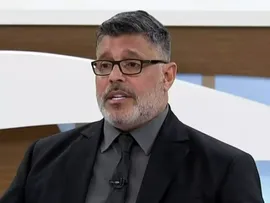 ALEXANDRE FROTA DIZ QUE RECEBEU R$ 300 MIL POR ENSAIO GAY