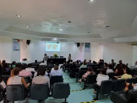 ENGENHEIRA AMBIENTAL DA CETREL APRESENTA ESTUDO SOBRE GERENCIAMENTO DE ÁREAS CONTAMINADAS EM EVENTO NO COFIC