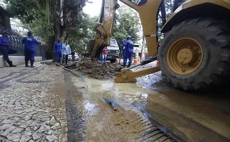 SALVADOR PERDE MAIS DA METADE DA SUA ÁGUA TRATADA DEVIDO A FURTOS E VAZAMENTOS. ENTENDA