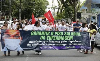 PROFISSIONAIS DE ENFERMAGEM VOLTAM A PROTESTAR EM SALVADOR