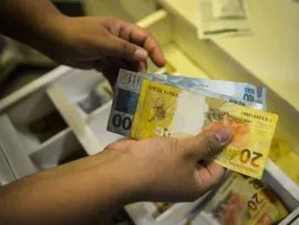 MAIS DE MEIO MILHÃO DE PESSOAS TÊM DINHEIRO A RECEBER DE BANCOS