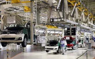 JUROS ALTOS DEIXAM MONTADORAS PELO BRASIL EM SITUAÇÃO DIFÍCIL E PARALISAÇÕES E FÉRIAS COLETIVAS VOLTAM A TONA