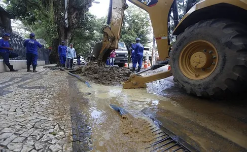 SALVADOR PERDE MAIS DA METADE DA SUA ÁGUA TRATADA DEVIDO A FURTOS E VAZAMENTOS. ENTENDA