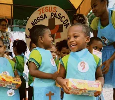 VOLUNTÁRIOS DA BRACELL DOAM CHOCOLATE PARA CRIANÇAS NA BAHIA