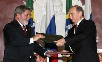 LULA REVELA LIGAÇÃO PARA PUTIN E DIZ QUE TRATOU SOBRE "BUSCA DA PAZ"