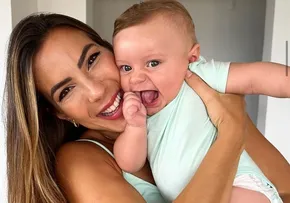 FILHO DE JESSICA SMETAK COMEÇA A ENGATINHAR