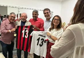DEPUTADOS PRESENTEIAM LULA COM CAMISA DO VITÓRIA