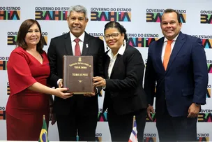 GOVERNADOR DA BAHIA DÁ POSSE À PROFESSORA AMALI MUSSI COMO REITORA DA UEFS