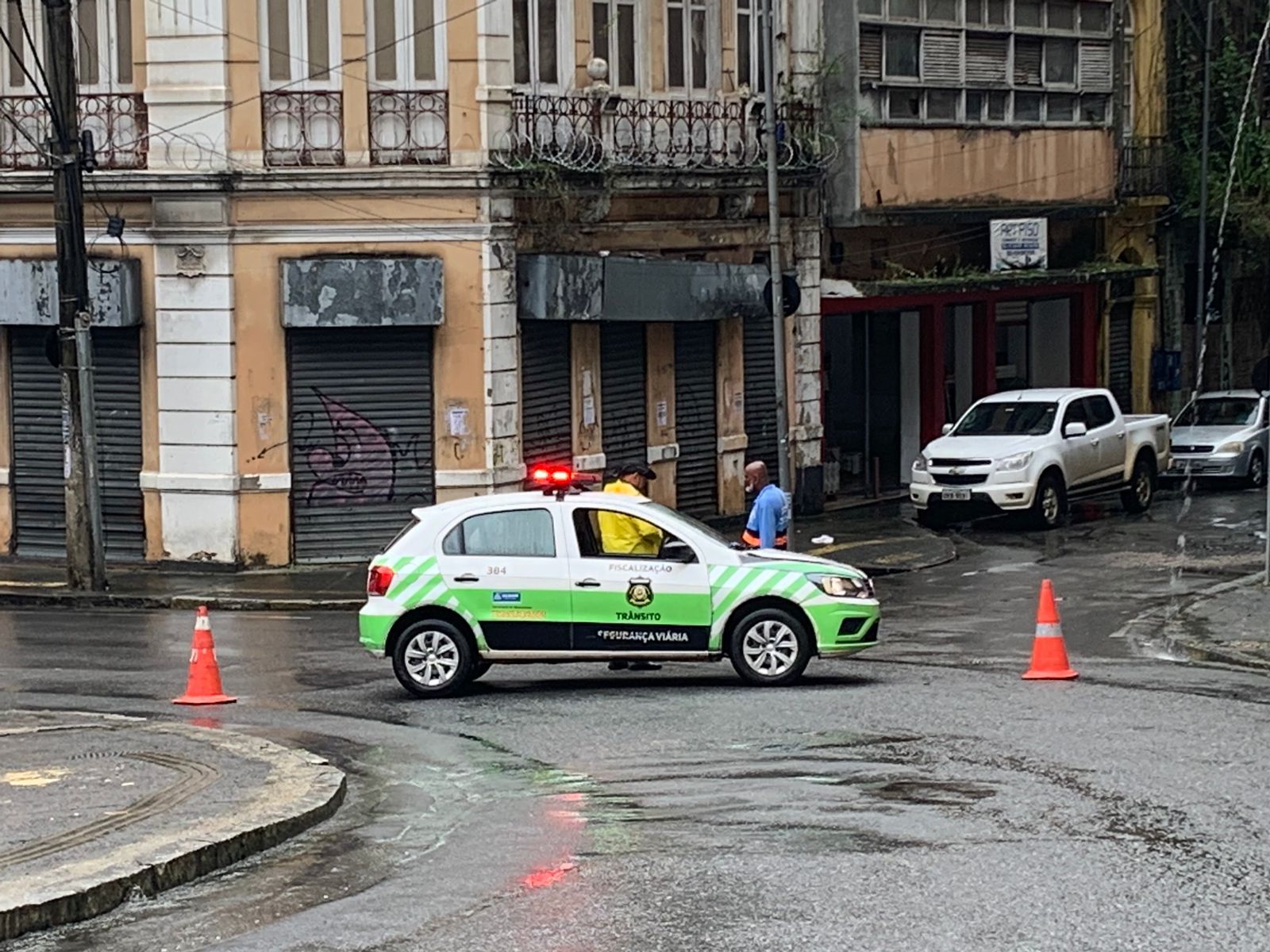 APÓS FORTES CHUVAS, LADEIRA DA MONTANHA É INTERDITADA