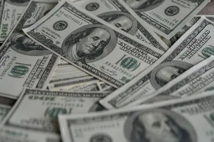 DÓLAR PASSA DOS R$ 4,95 COM DIVULGAÇÃO DE PIB FORTE DOS EUA; IBOVESPA CAI 1%