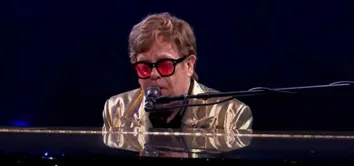 ELTON JOHN SE EMOCIONA NA DESPEDIDA DOS PALCOS NO REINO UNIDO