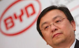 PRESIDENTE DA FÁBRICA DE CARROS ELÉTRICOS QUE VIRÁ PARA A BAHIA É CONHECIDO COMO " O ELON MUSK DA CHINA"