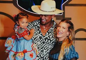 LEO SANTANA E LORE IMPROTA REÚNEM FAMILIARES E AMIGOS EM FESTA
