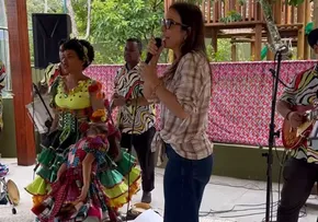 IVETE SANGALO SE APRESENTA NO COLÉGIO DAS FILHAS GÊMEAS;