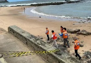 ALVENARIA DE PEDRA À BEIRA MAR DESABA EM ONDINA