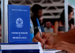 NA BAHIA, PESSOAS NEGRAS RECEBEM R$ 3 MIL A MENOS QUE BRANCOS, REVELA PESQUISA