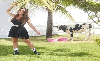 NICOLE BAHLS BATIZA VACA EM HOMENAGEM A CAMILA QUEIROZ, E ATRIZ REAGE