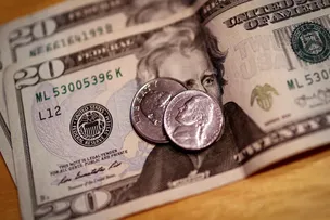 DÓLAR OPERA EM BAIXA, COM INFLAÇÃO NO RADAR; IBOVESPA SOBE, MAS GOL DESPENCA MAIS DE 10%