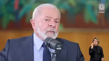 LULA DIZ QUE NEGOCIA COM PARTIDOS 'NÃO CENTRÃO'
