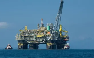 PETRÓLEO DISPARA MAIS DE 3% APÓS ATAQUES DO IRÃ AOS EMIRADOS ÁRABES UNIDOS