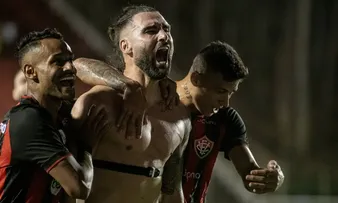 VITÓRIA VENCE A CHAPECOENSE E É CAMPEÃO DO PRIMEIRO TURNO DA SÉRIE B