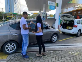 SINDICOMBUSTÍVEIS BAHIA E BAHIAGÁS FAZEM AÇÃO COM MOTORISTAS SOBRE SEGURANÇA NO CONSUMO DE GNV