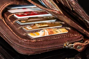 BOA PARTE DOS BRASILEIROS POSSUI TRÊS OU MAIS CARTÕES DE CRÉDITO