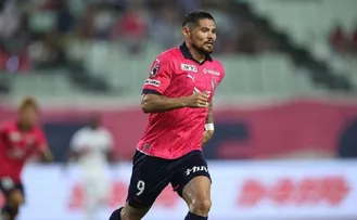TIME DE LÉO CEARÁ, EX-ATACANTE DO VITÓRIA, VIRA EM AMISTOSO CONTRA O PSG