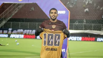 LUCAS ARCANJO RENOVA VÍNCULO COM VITÓRIA ATÉ O FIM DE 2025