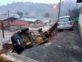 CICLONE QUE CHEGA À REGIÃO SUL TRAZ CHUVAS, FRIO E MUITO VENTO