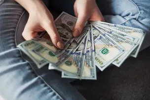 BOLSA DE VALORES: DÓLAR TEM MENOR PATAMAR DESDE 2022 E IBOVESPA ABRE A SEMANA EM ALTA