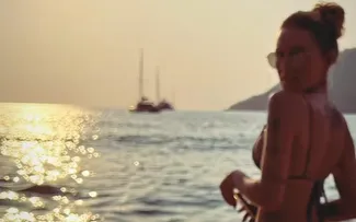 CASSIA LOURENÇO POSTA FOTO EM PRAIA PARADISÍACA. VEJA