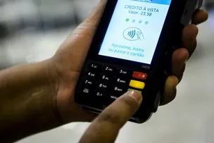 TAXA DE JUROS DO ROTATIVO DO CARTÃO DE CRÉDITO FICAM EM 437% AO ANO