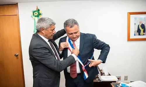 Jerônimo colocando a faixa da Medalha 2 de Julho no ministro Rui Costa - Créditos: Wagner Lopes/Casa Civil da Presidência da República